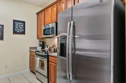Resort Condo 3BR w Balcony, Free Parking near OCCC - Image 3