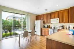 Fabulous 3BR Townhome w Balcony near Disney & OCCC - Image 5