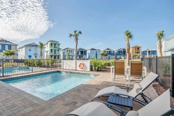Cottage Retreat! 2BR w Pvt Pool & Balcony near WDW - Image 1