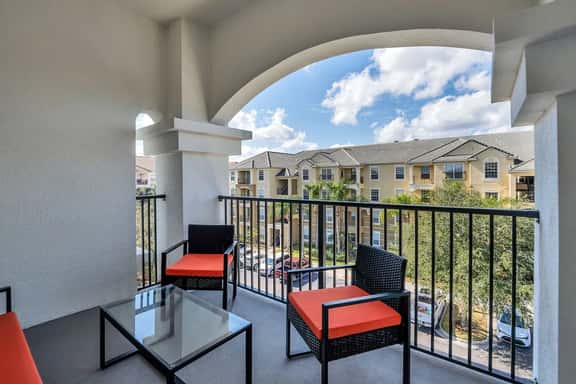 Resort Condo 3BR w Balcony, Free Parking near OCCC - Image 1