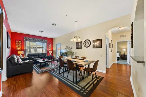 Resort Condo 3BR w Balcony, Free Parking near OCCC - Image 1