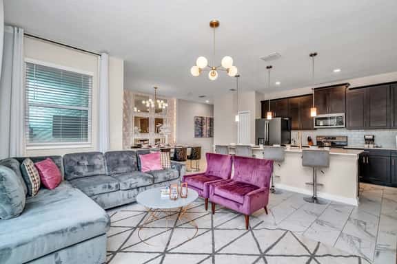Glam 4BR Townhouse Themed Bedrooms & Resort Access - Image 1