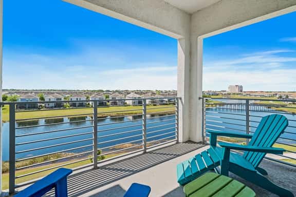 Fun 2BR Retreat! Theme Room, Lake View near Disney - Image 1