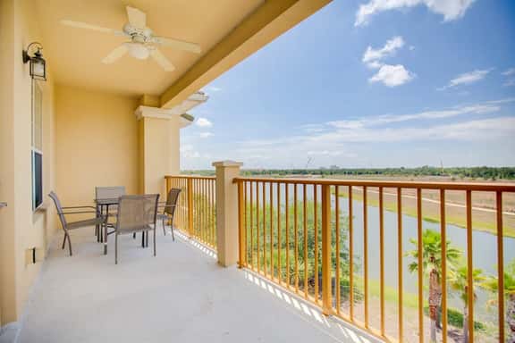 Orlando Lakeview 3-Bedroom Condo near Major Parks - Image 1