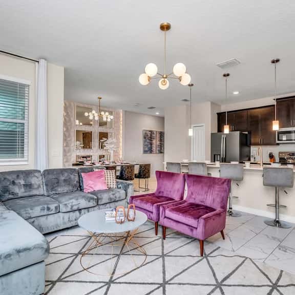 Glam 4BR Townhouse Themed Bedrooms & Resort Access - Image 1