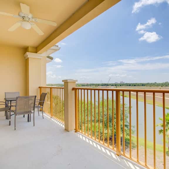 Orlando Lakeview 3-Bedroom Condo near Major Parks - Image 1