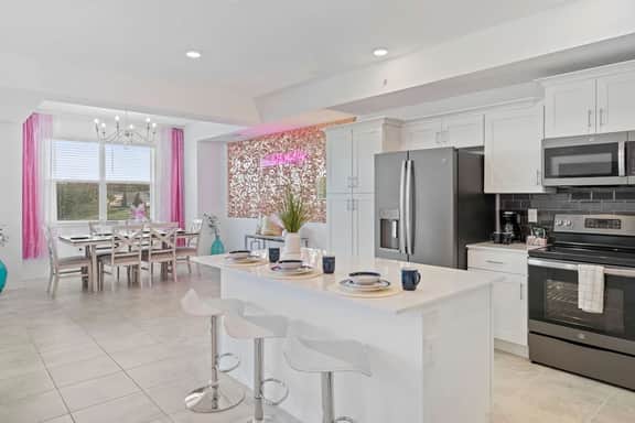 Beautiful 2BR Condo w/ Private Balcony near Disney - Image 4