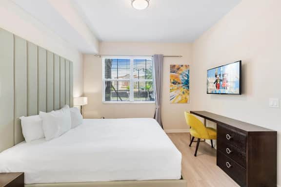 Resort Condo: 3BR w Balcony & Parking near Disney! - Image 3
