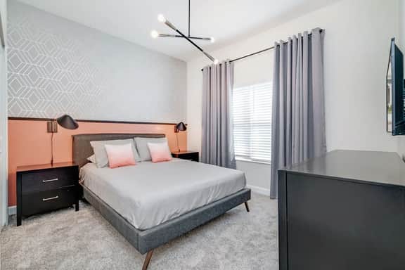 5-BR Townhouse with Pool & Theme room Near Disney - Image 3