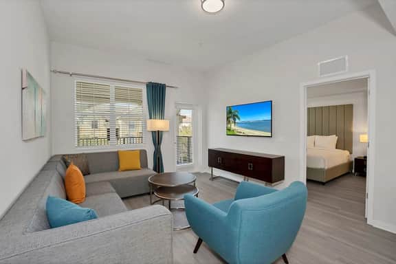 Resort Condo 3BR w Balcony, Free Parking near OCCC - Image 4
