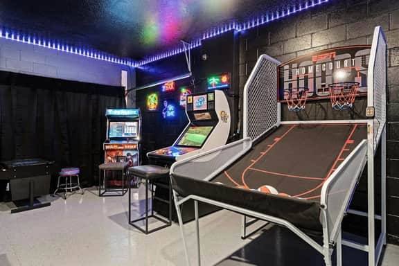Themed-Rooms 9BR Home w Pool & Game Room - Image 4