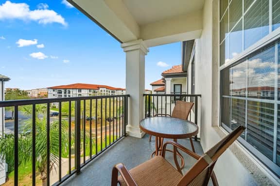 Resort Condo 3BR w Balcony, Free Parking near OCCC - Image 2