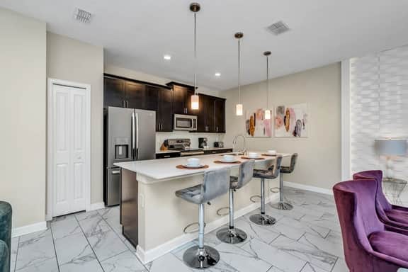 Glam 4BR Townhouse Themed Bedrooms & Resort Access - Image 5