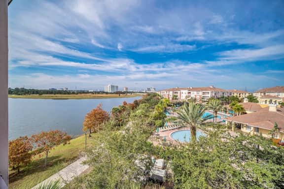 Disney near: 3BR Lakeview Balcony Condo - Image 2