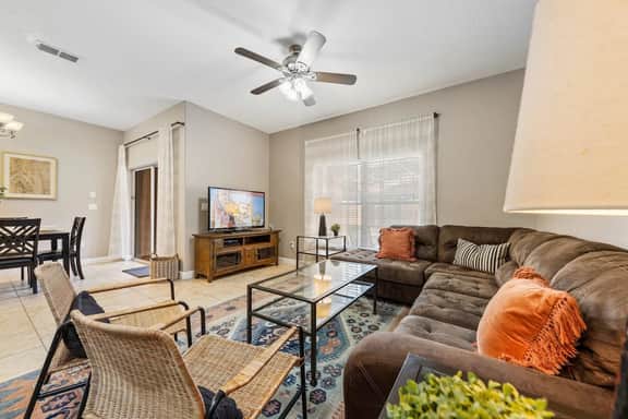 4BR Townhome•Pvt pool•Near theme parks - Image 4