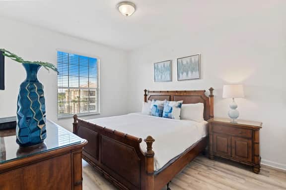 Resort Condo 3BR w Balcony & Free Parking near WDW - Image 4