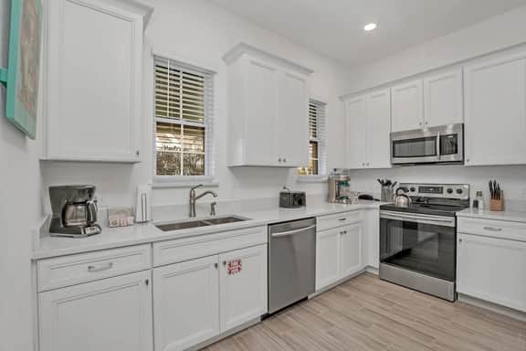 Disney near! 3BR Cottage w Patio & Free Parking - Image 2