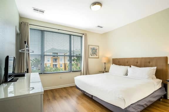Fabulous 3BR Townhome w Balcony near Disney & OCCC - Image 3