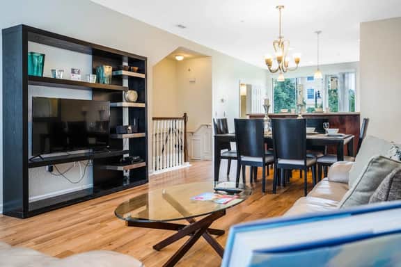Fabulous 3BR Townhome w Balcony near Disney & OCCC - Image 4
