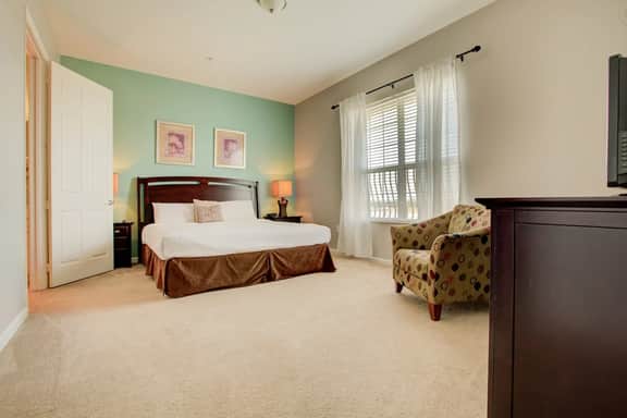Orlando Lakeview 3-Bedroom Condo near Major Parks - Image 3